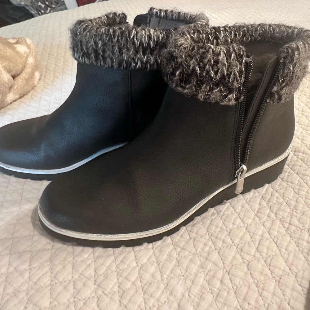 Black lightweight Adrienne Vittadini snow booties.